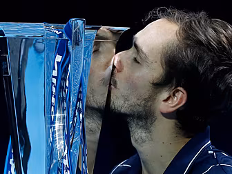 Magnificent Medvedev beats the...