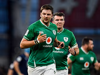 Iain Henderson agrees two year...