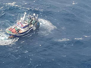Irish Navy Begins Towing Stric...