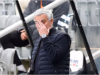 Mourinho blames players as Tot...