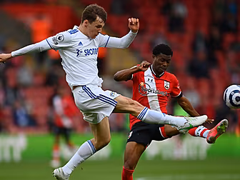 Leeds' Diego Llorente tests po...