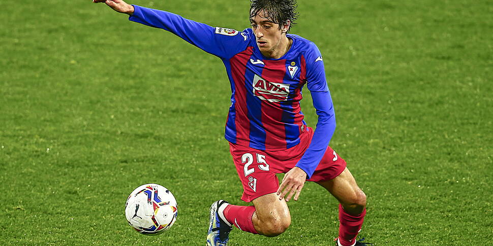 Tottenham snap up Bryan Gil fr...