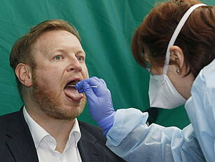 2,966 new COVID cases in Irela...
