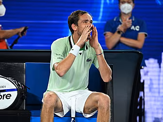 Medvedev apologises for abusin...