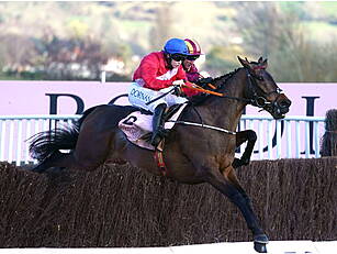 Rachael Blackmore guides A Plu...