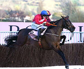 Rachael Blackmore guides A Plu...