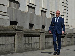 Health Minister Expects 850 Ne...