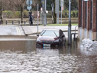 Flood Warnings as Rain Falls o...