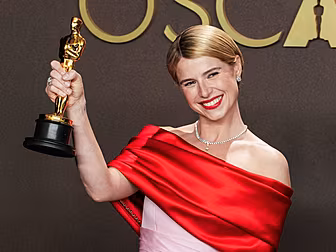 Jessie Buckley wins Best Actre...
